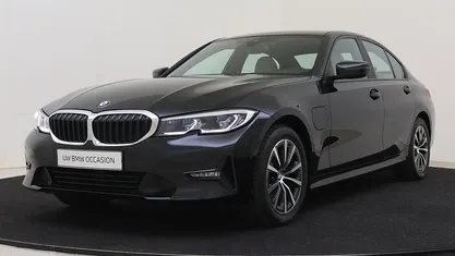 Saphirschwarz (donker zwart metallic) Gebruikt 2021 BMW 320e Comfort Edition Sedan | € 26.850 (Super prijs)