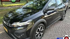 Zwart Gebruikt 2023 Dacia Sandero Expression Hatchback | € 19.995 (Eerlijke prijs)