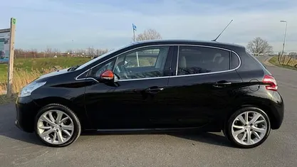 Occasion Peugeot 208 Roland Garros 110 PK (80 kW) 2015 Zwart (metallic) Hatchback