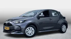 Grijs Gebruikt 2022 Toyota Yaris Hybrid Active Hatchback | € 20.499 (Eerlijke prijs)