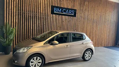Grijs Gebruikt 2014 Peugeot 208 Envy Hatchback | € 5.999 (Eerlijke prijs)