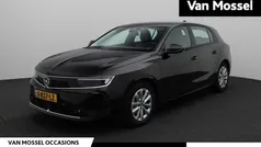 Zwart Gebruikt 2023 Opel Astra Edition Hatchback | € 21.940 (Eerlijke prijs)