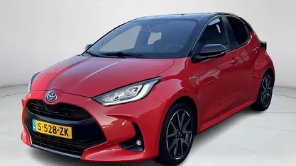 Rood Occasion 2023 Toyota Yaris Hybrid Executive Hatchback | € 21.950 (Eerlijke prijs)