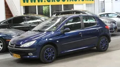 Blauw, metallic lak Gebruikt 2002 Peugeot 206 Hatchback | € 1.444 (Eerlijke prijs)