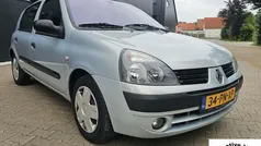 Grijs Gebruikt 2004 Renault Clio II Dynamique Hatchback | € 2.400 (Eerlijke prijs)
