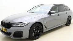 Grijs Gebruikt 2023 BMW 530e M Sport Stationwagen | € 52.500 (Eerlijke prijs)
