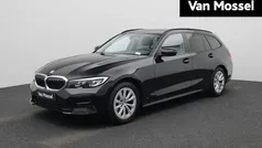 Zwart, metallic lak Gebruikt 2021 BMW 318 Executive Stationwagen | € 25.900 (Goede deal)