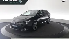 Zwart, metallic lak Gebruikt 2023 Toyota Corolla Business Edition Stationwagen | € 27.950 (Eerlijke prijs)