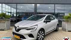 Grijs Gebruikt 2023 Renault Clio V Equilibre Hatchback | € 14.799 (Eerlijke prijs)