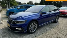 Blauw, metallic lak Gebruikt 2021 VW Passat R-line Stationwagen | € 26.900 (Eerlijke prijs)