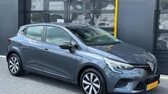 Grijs Gebruikt 2022 Renault Clio V Equilibre Hatchback | € 14.750 (Eerlijke prijs)