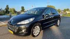 Zwart, metallic lak Gebruikt 2011 Peugeot 207 Sportium Hatchback | € 2.750 (Eerlijke prijs)
