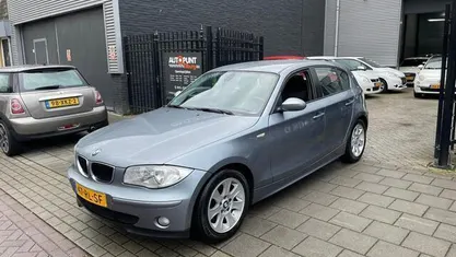 Blauw, metallic lak Gebruikt 2005 BMW 116 Executive Hatchback | € 2.999 (Eerlijke prijs)