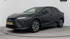 Graphite black metallic (donker zwart metallic) Gebruikt 2023 Lexus RZ 450e Executive Line SUV | € 43.450 (Eerlijke prijs)