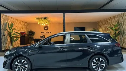 Zwart Gebruikt 2023 Kia Ceed Hatchback | € 24.985 (Eerlijke prijs)