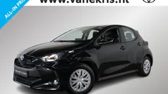 Zwart Gebruikt 2022 Toyota Yaris Hybrid Active Hatchback | € 20.899 (Eerlijke prijs)