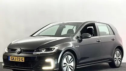 Zwart (metallic) Gebruikt 2018 VW Golf VII GTE Hatchback | € 19.700 (Eerlijke prijs)