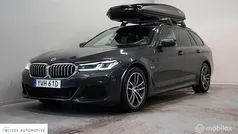 Grijs, metallic lak Gebruikt 2022 BMW 530e M Sport Stationwagen | € 42.950 (Eerlijke prijs)