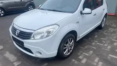 Wit Gebruikt 2011 Dacia Sandero Lauréate Hatchback | € 3.499