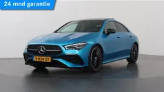 Blauw, metallic lak Gebruikt 2024 Mercedes CLA180 AMG line Sedan | € 39.850 (Eerlijke prijs)