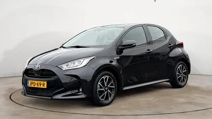 Zwart Gebruikt 2021 Toyota Yaris Hybrid Comfort Hatchback | € 21.790 (Eerlijke prijs)