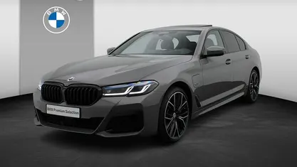 Grijs Gebruikt 2022 BMW 545e M Sport Sedan | € 53.900 (Eerlijke prijs)
