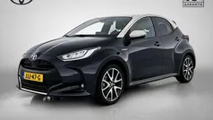 Zwart Gebruikt 2021 Toyota Yaris Hybrid Executive Hatchback | € 22.445 (Eerlijke prijs)