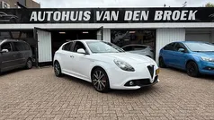 Wit, metallic lak Gebruikt 2016 Alfa Romeo Giulietta Super Hatchback | € 7.945 (Eerlijke prijs)
