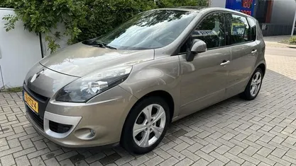 Beige, metallic lak Gebruikt 2011 Renault Scénic III Dynamique MPV | € 4.750 (Eerlijke prijs)