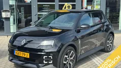 Zwart Gebruikt 2024 Renault R5 Komfort Hatchback | € 33.640 (Eerlijke prijs)