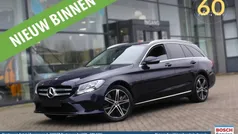 Blauw, metallic lak Gebruikt 2020 Mercedes C300e Luxury Stationwagen | € 26.450 (Eerlijke prijs)