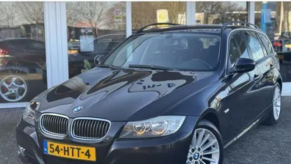 Zwart, metallic lak Occasion 2009 BMW 325 Executive Stationwagen | € 6.450 (Eerlijke prijs)