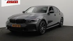 Grijs, metallic lak Gebruikt 2022 BMW 318 Executive Sedan | € 28.950 (Goede deal)