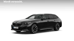 Zwart (metallic) Gebruikt 2025 BMW 550e M Sport Stationwagen | € 89.895 (Goede deal)