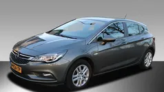 Grijs, metallic lak Gebruikt 2019 Opel Astra Edition Hatchback | € 15.450 (Eerlijke prijs)