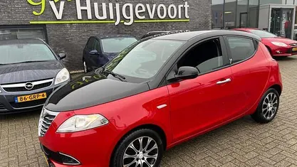 Rood (metallic) Occasion 2011 Lancia Ypsilon Platinum Hatchback | € 3.250 (Eerlijke prijs)