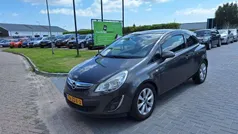 Grijs, metallic lak Gebruikt 2012 Opel Corsa Edition Hatchback | € 2.999 (Eerlijke prijs)