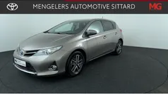 Bruin Gebruikt 2015 Toyota Auris Hatchback | € 14.950 (Eerlijke prijs)