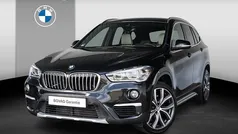 Saphirschwarz metallic (zwart metallic) Gebruikt 2018 BMW X1 Comfort Edition SUV | € 24.850 (Eerlijke prijs)
