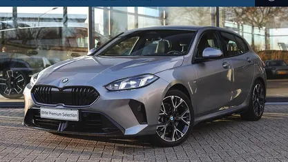 Grijs Occasion 2024 BMW 120 Comfort Edition Hatchback | € 34.950 (Eerlijke prijs)