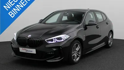 Zwart Gebruikt 2023 BMW 118 Shadowline Hatchback | € 28.745 (Eerlijke prijs)