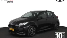 Zwart Gebruikt 2022 Toyota Yaris Hybrid Hatchback | € 22.450 (Eerlijke prijs)