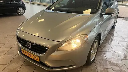 Grijs (metallic) Gebruikt 2013 Volvo V40 Kinetic Hatchback | € 5.950 (Eerlijke prijs)
