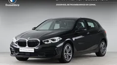 Zwart Gebruikt 2023 BMW 118 Sport Line Hatchback | € 27.900 (Eerlijke prijs)