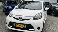 Wit Gebruikt 2013 Toyota Aygo Comfort Hatchback | € 5.499 (Eerlijke prijs)