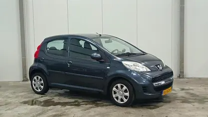 Occasion Peugeot 107 68 PK (50 kW) 2010 Grijs (metallic) Hatchback