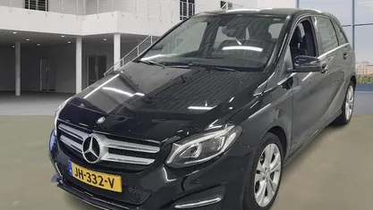Zwart Gebruikt 2016 Mercedes B180 Ambition MPV | € 18.945 (Eerlijke prijs)
