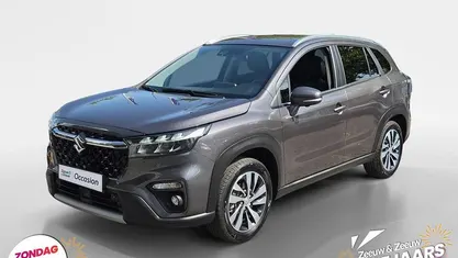 Titan dark gray pearl metallic (grijs metallic) Gebruikt 2024 Suzuki SX4 S-Cross Style SUV | € 30.745 (Eerlijke prijs)