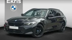 Saphirschwarz metallic (zwart metallic) Gebruikt 2024 BMW 320e Comfort Edition Stationwagen | € 43.900 (Eerlijke prijs)