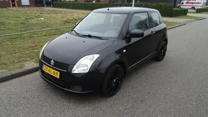Zwart Gebruikt 2005 Suzuki Swift GLS Hatchback | € 1.495 (Eerlijke prijs)
